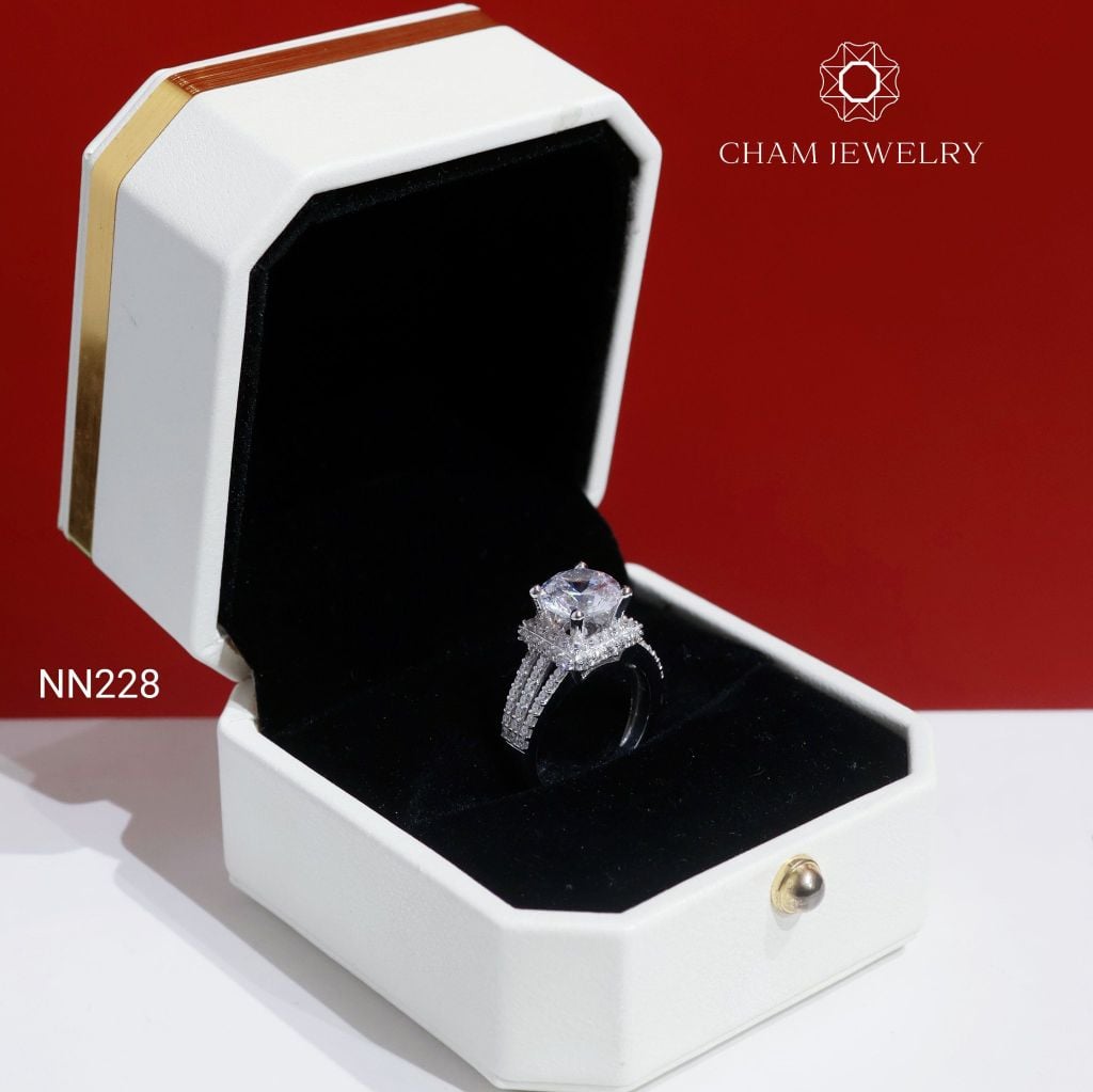 Nhẫn NN228 CHAM JEWELRY, Xoàn Vuông Chủ 8.5mm (Barcode TNN1790).
