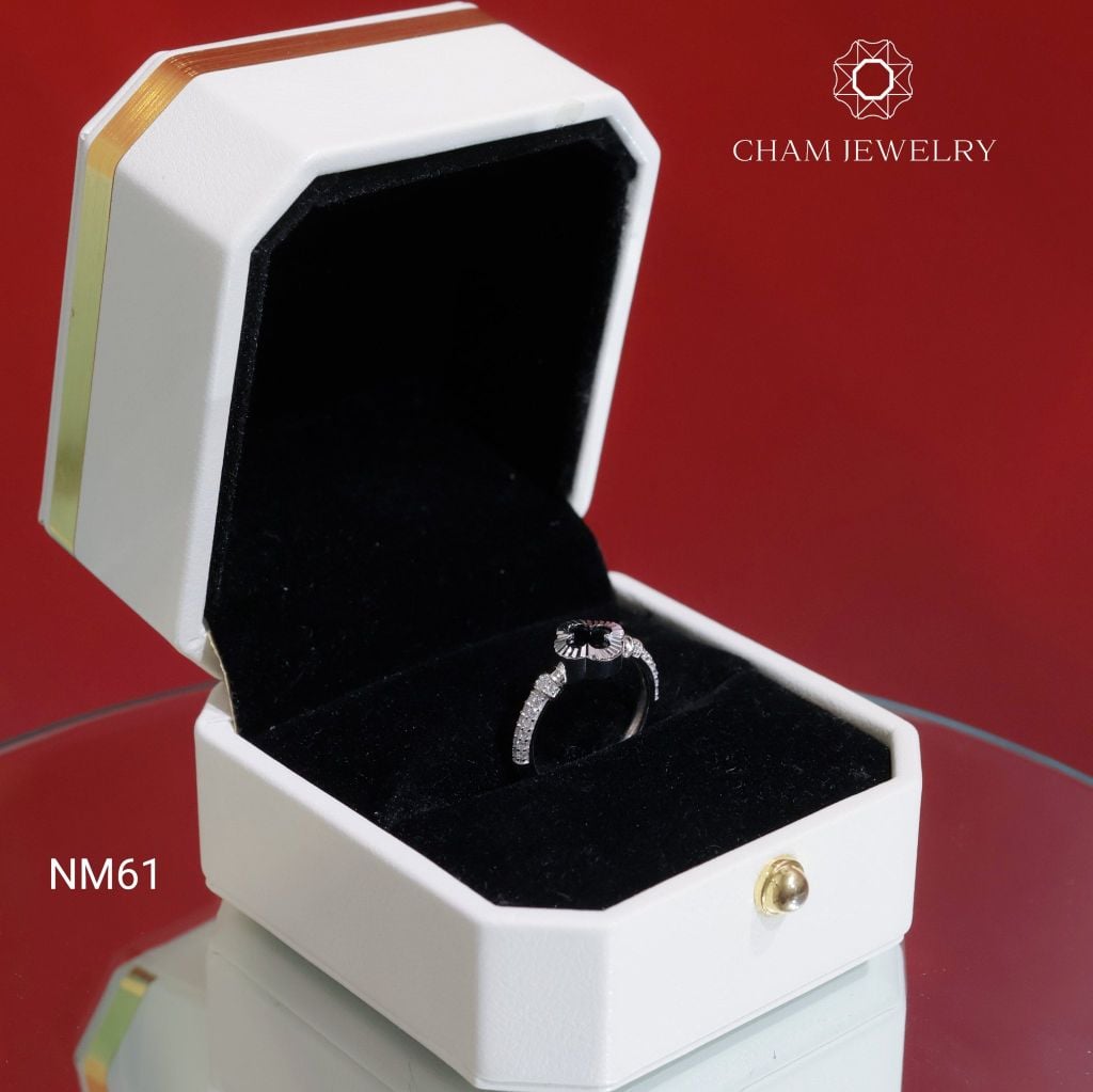 Nhẫn NM61 CHAM JEWELRY, Nhẫn Cỏ 4 Lá Đen Viền Chạm Máy Bản 6.0mm (Barcode TNK189)