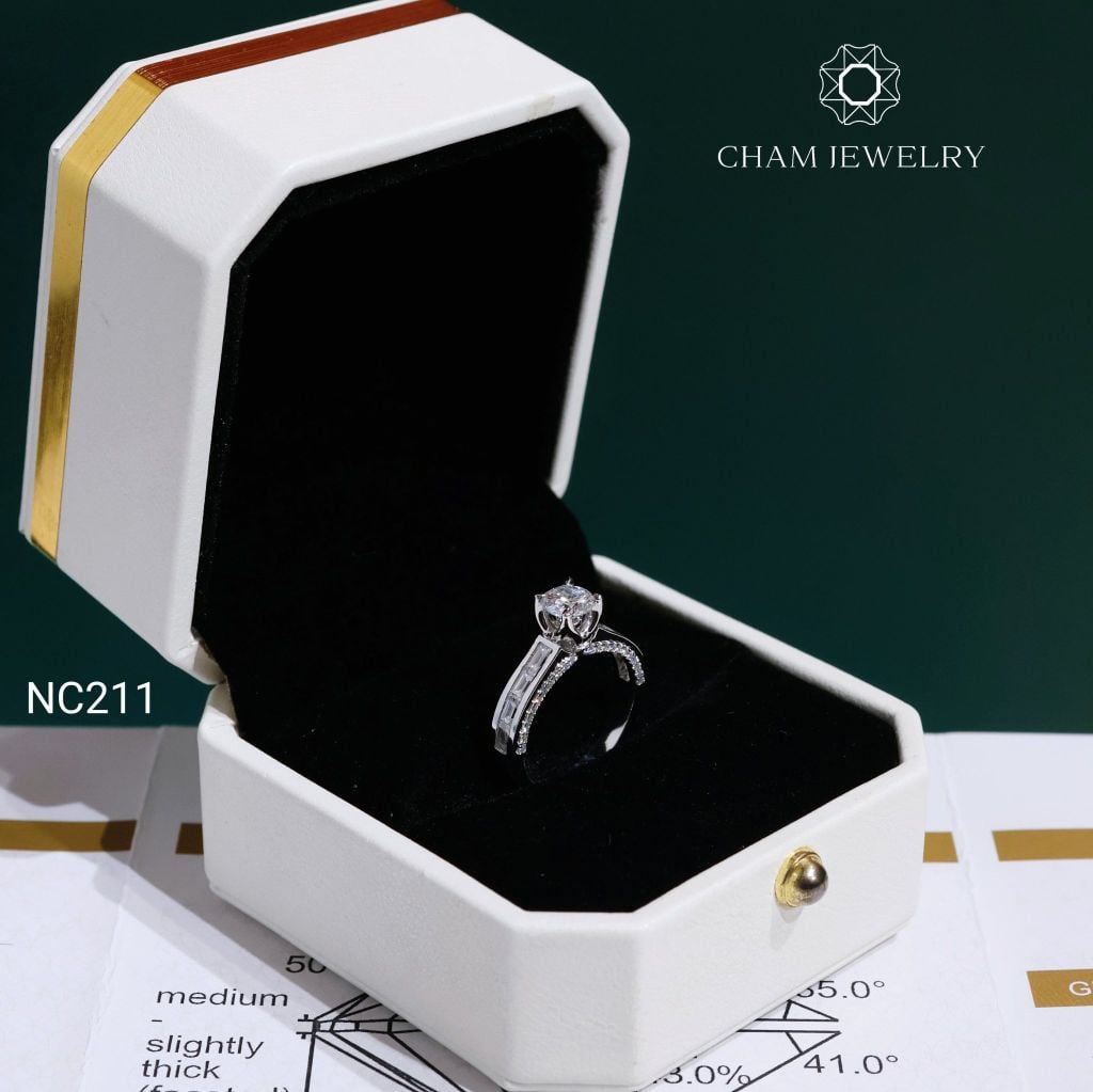Nhẫn NC211 CHAM JEWELRY, Full Đá Moissanite Chủ 5.4mm (Barcode OCNN39)