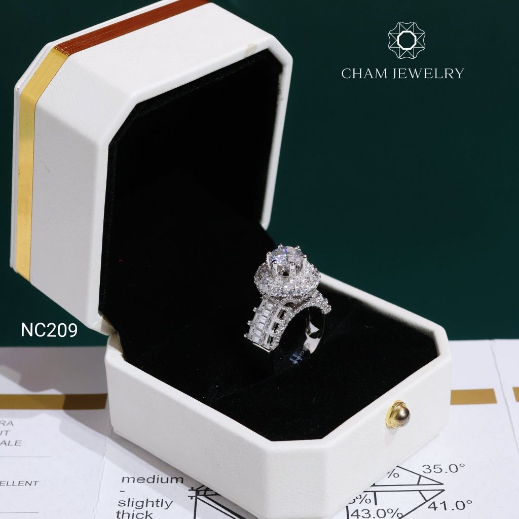 Nhẫn NC209 CHAM JEWELRY, Full Đá Moissanite Chủ 7.2mm (Barcode OCNN14)