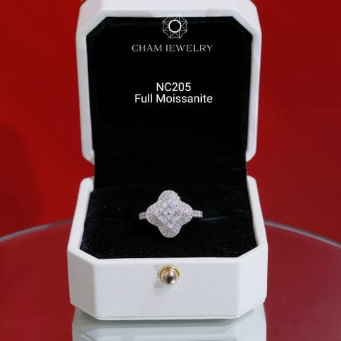 Nhẫn NC205 CHAM JEWELRY, Nhẫn Kết Full Moissanite Cỏ 4 Lá Bản 13.0mm (Barcode OCNN30)