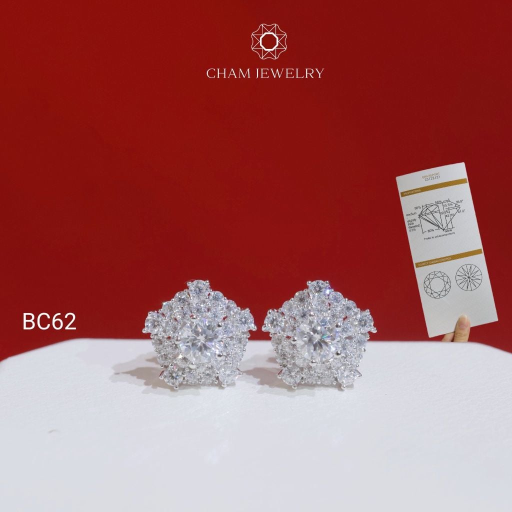 Hoa Tai CHAM JEWELRY BC62, Hoa Tai Full Moissanite Chủ 4.5mm (Barcode TVM134)