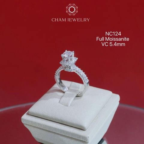 Nhẫn NC124 CHAM JEWELRY, Full Đá Moissanite Chủ 5.4mm (Barcode OHN12)