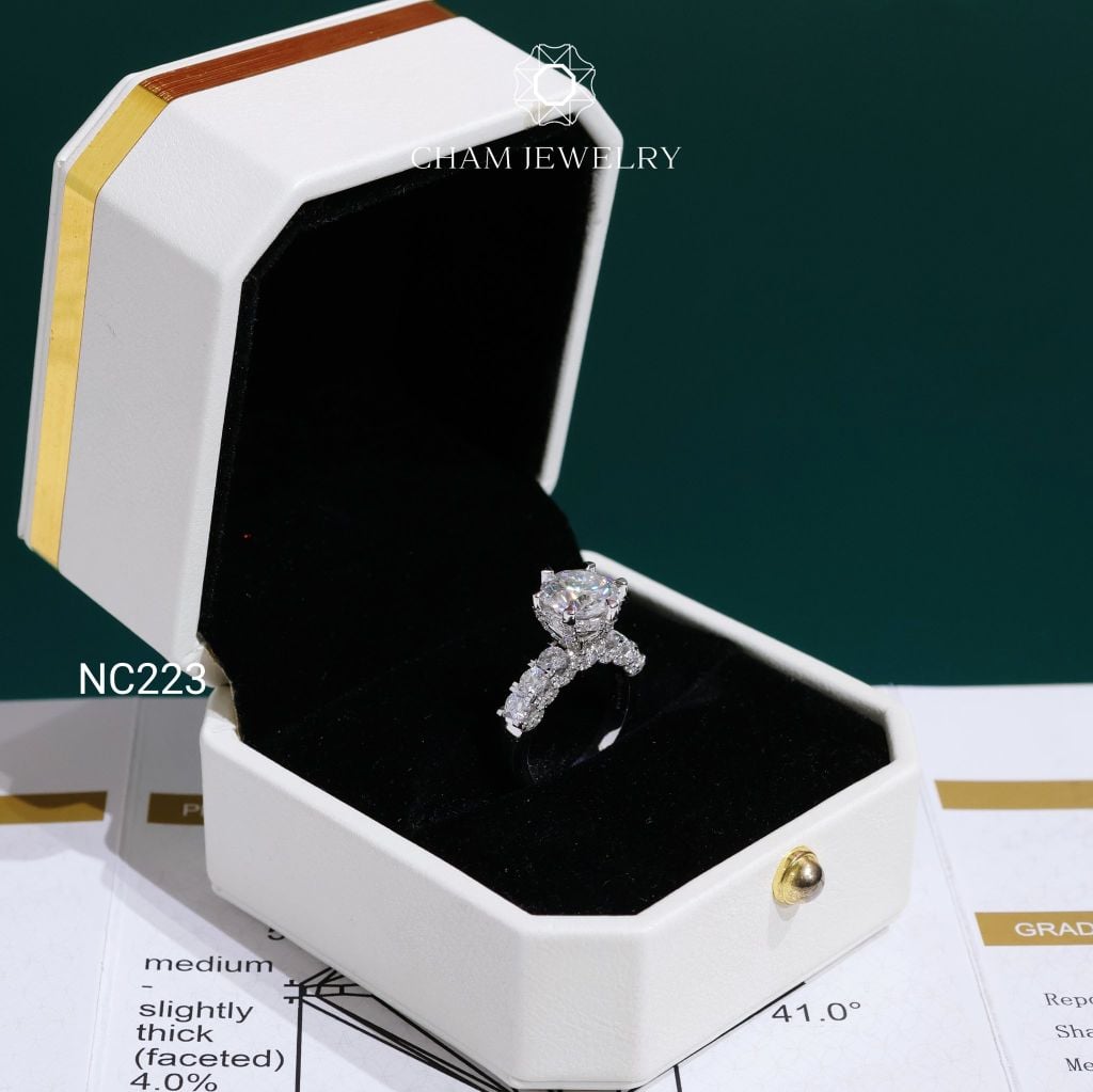 Nhẫn NC223 CHAM JEWELRY, Nhẫn Full Đá Moissanite Chủ 8.1mm (Barcode OCNN71)