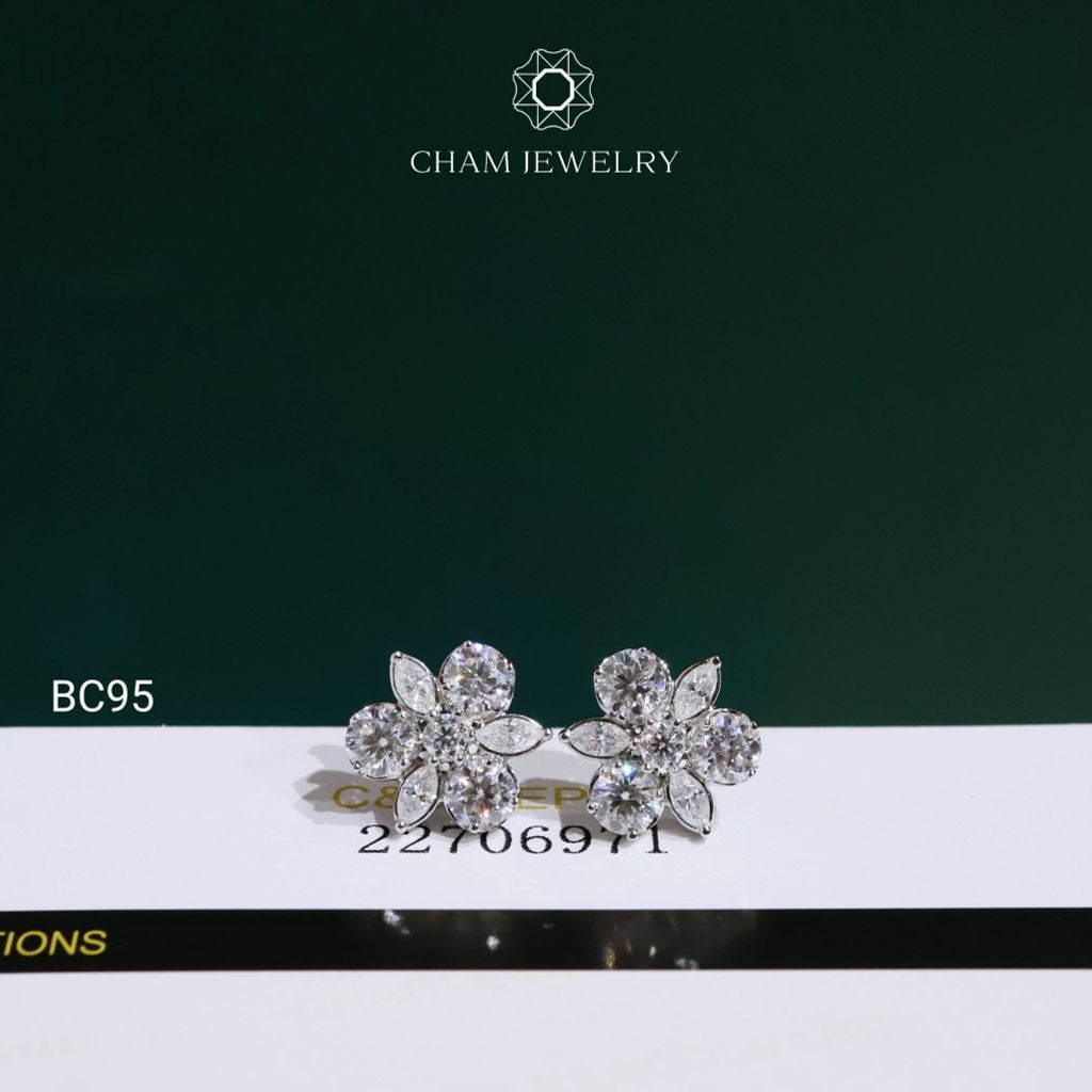 Hoa Tai BC95 CHAM JEWELRY, Hoa Tai Ba Cánh Đá Moissanite C&C Chủ 3.0mm (Barcode OCB49)