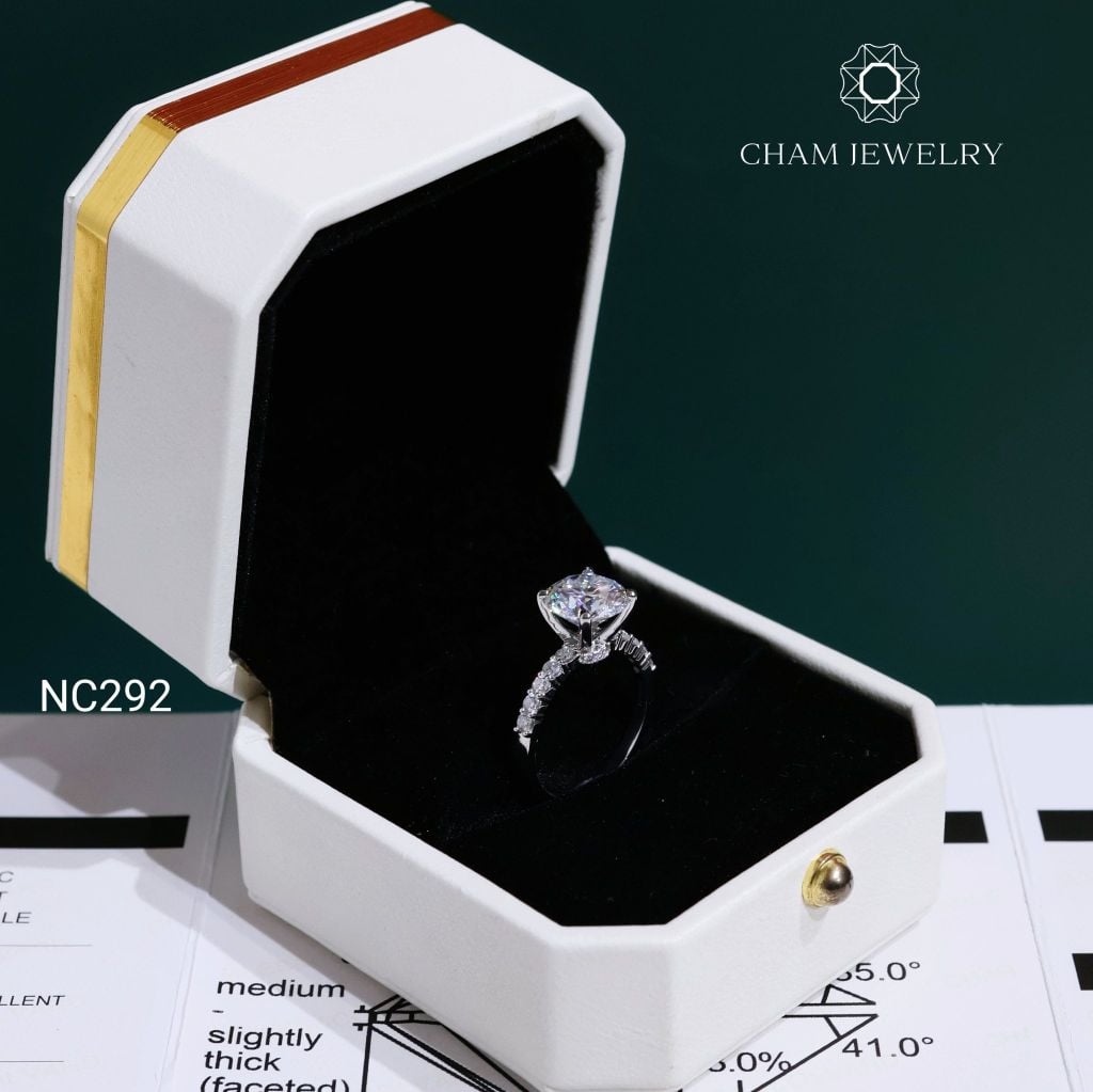 Nhẫn NC292 CHAM JEWELRY, Đá Moissanite C&C Chủ 9.0mm (Barcode OCNN140)