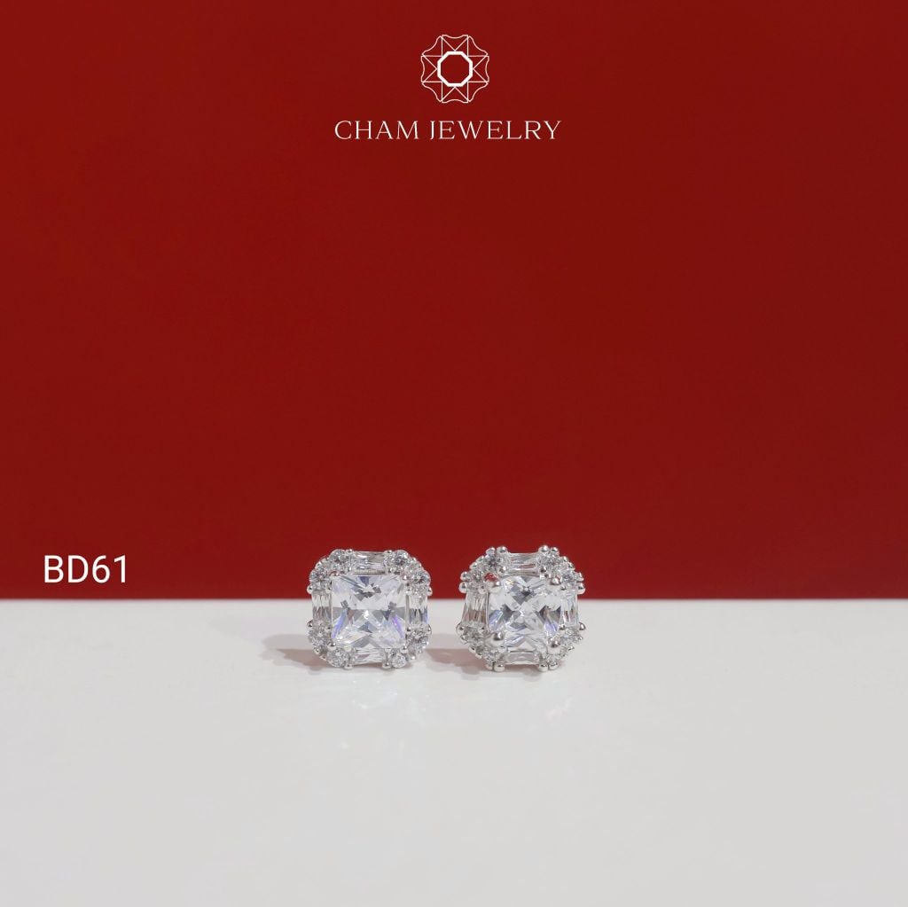Hoa Tai BD61 CHAM JEWELRY, Hoa Tai Chủ Vuông (Barcode TBD1638).