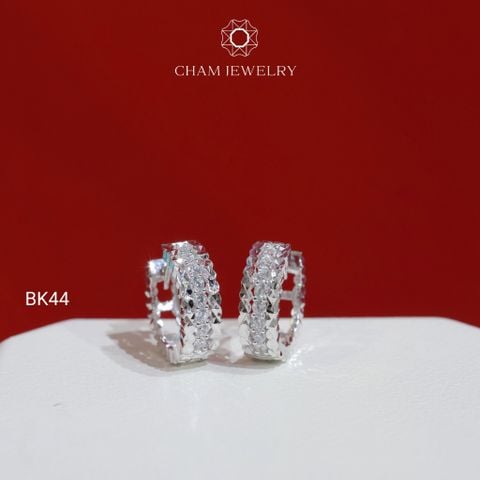 Hoa Tai BK44 CHAM JEWELRY, Hoa Tai 1 Hàng Tấm Viền Chạm Máy (Barcode TBK227).