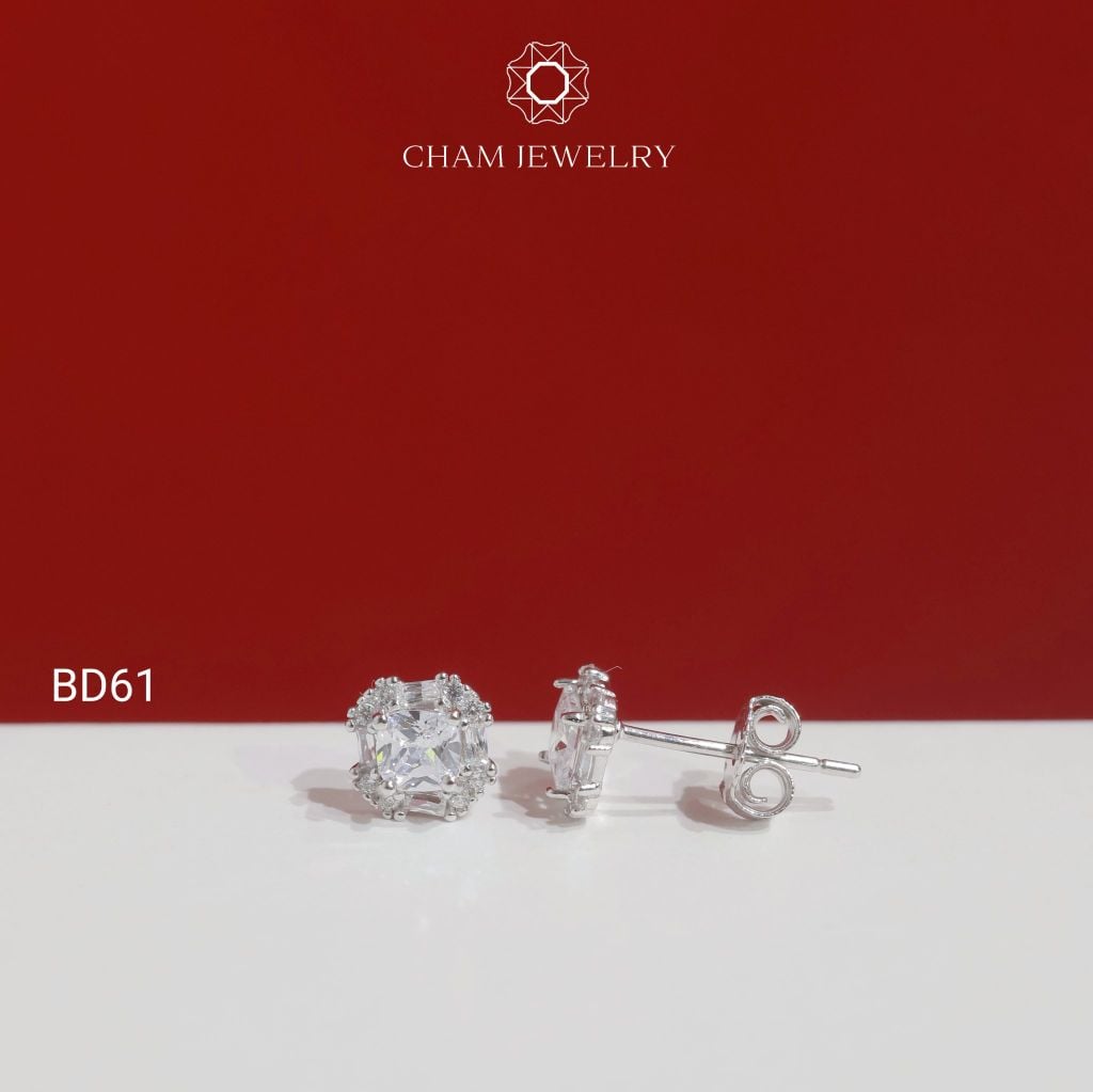 Hoa Tai BD61 CHAM JEWELRY, Hoa Tai Chủ Vuông (Barcode TBD1638).