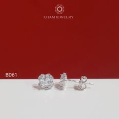 Hoa Tai BD61 CHAM JEWELRY, Hoa Tai Chủ Vuông (Barcode TBD1638).