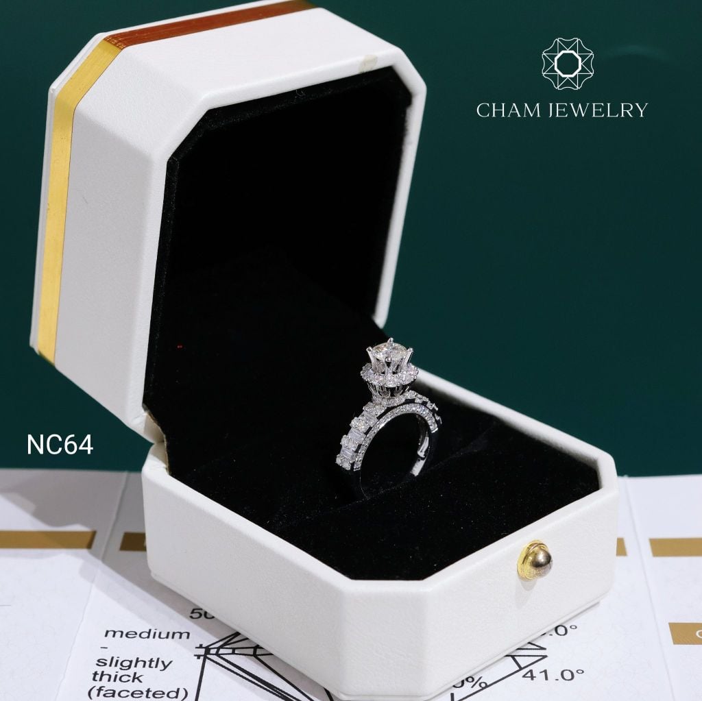 Nhẫn NC64 CHAM JEWELRY, Full Moissanite Chủ 5.4mm (Barcode ONNU86)