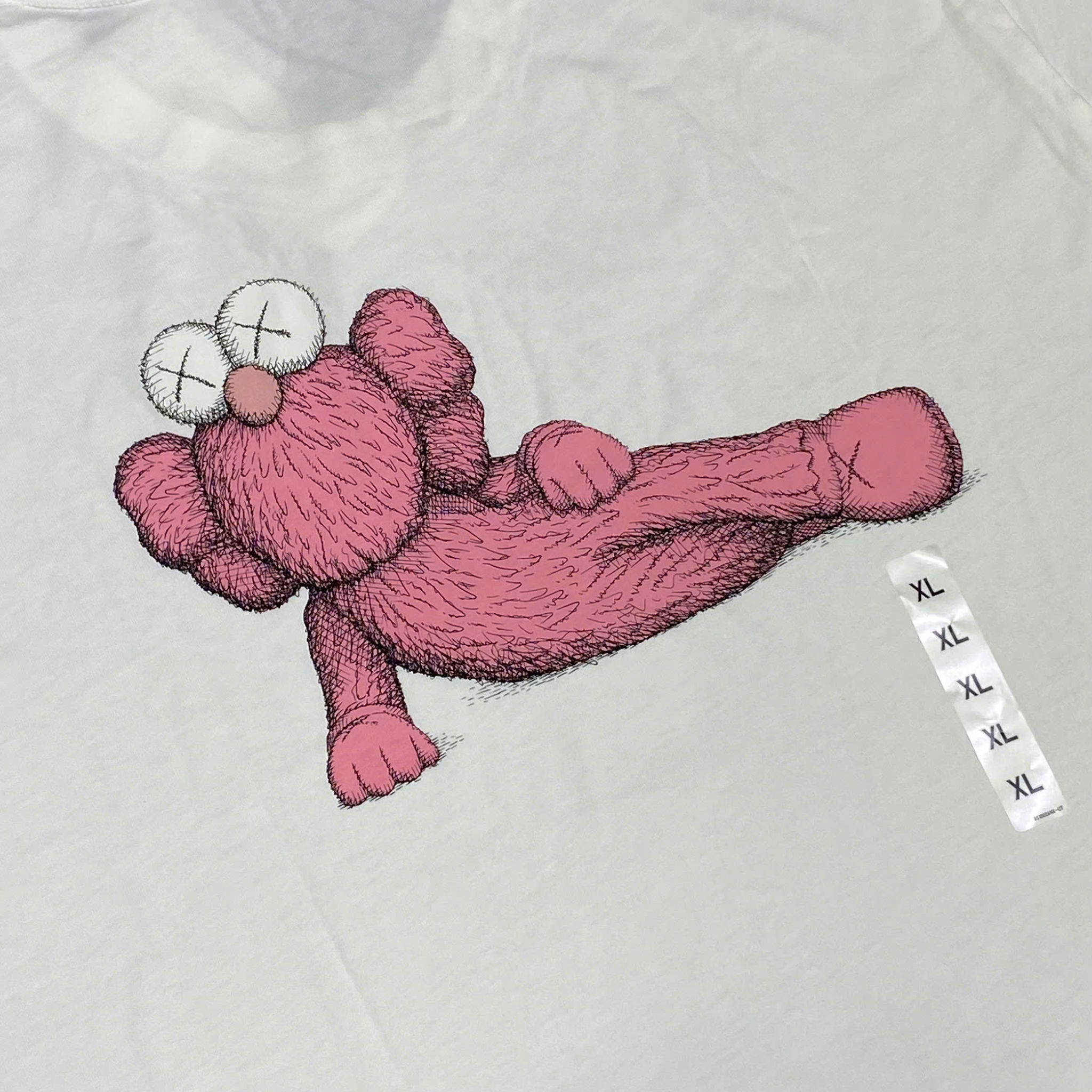  KAWS X UNIQLO UT GRAPHIC WHITE T SHIRT 