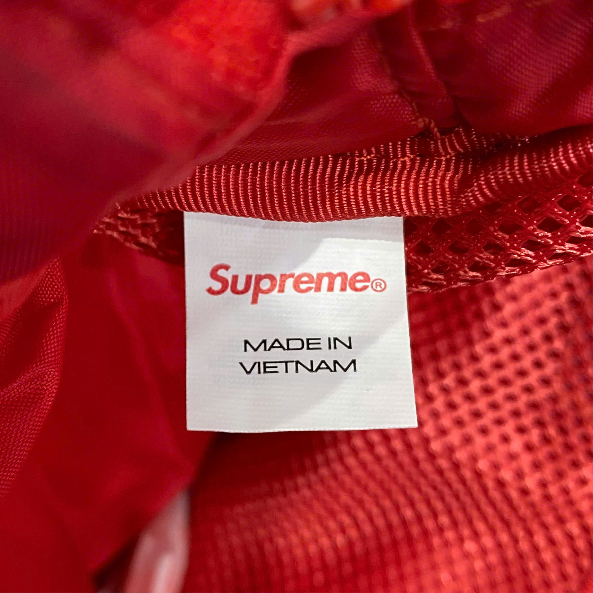  SUPREME PUFFER POUCH 