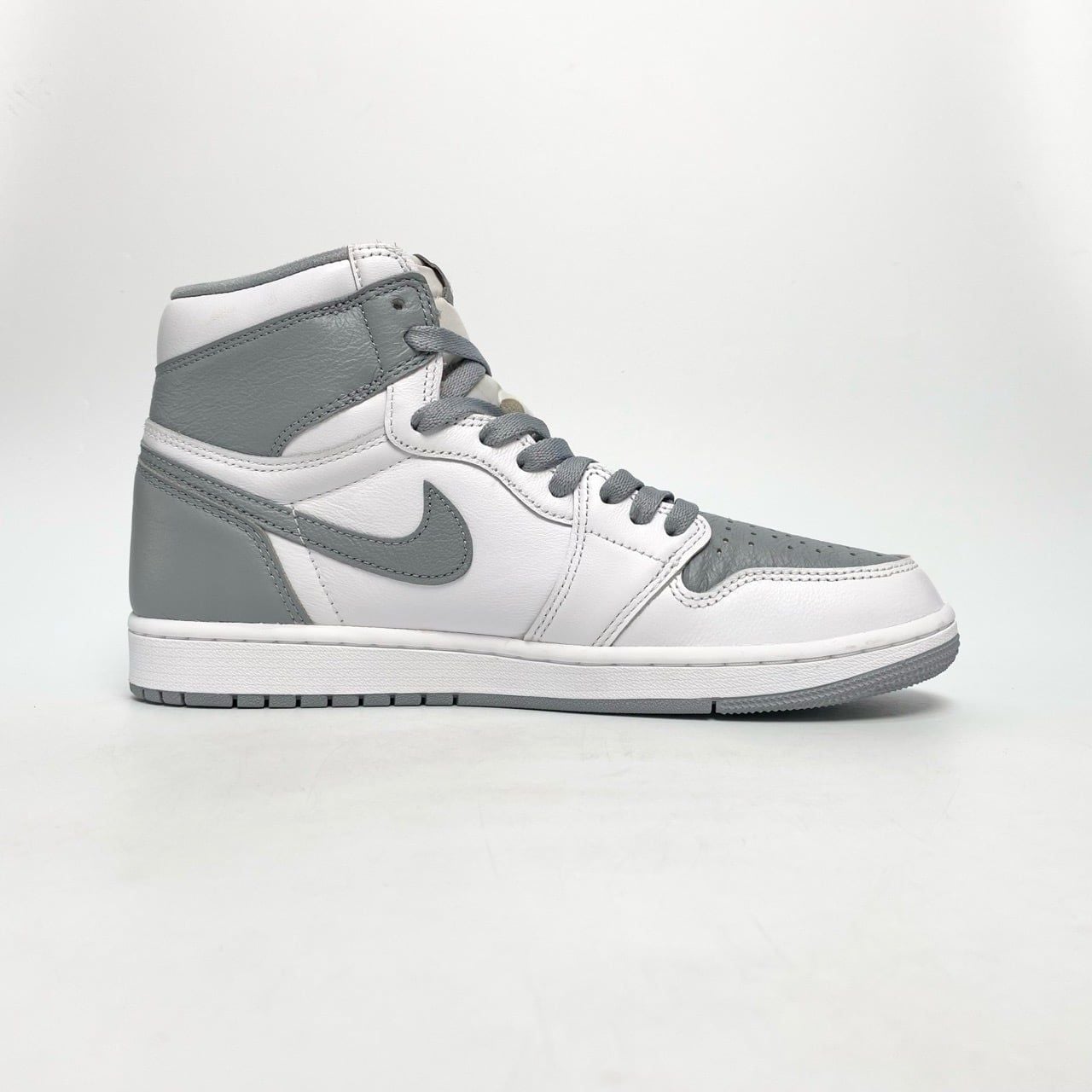  NIKE AIR JORDAN 1 RETRO HIGH OG WHITE STEALTH 555088-037 