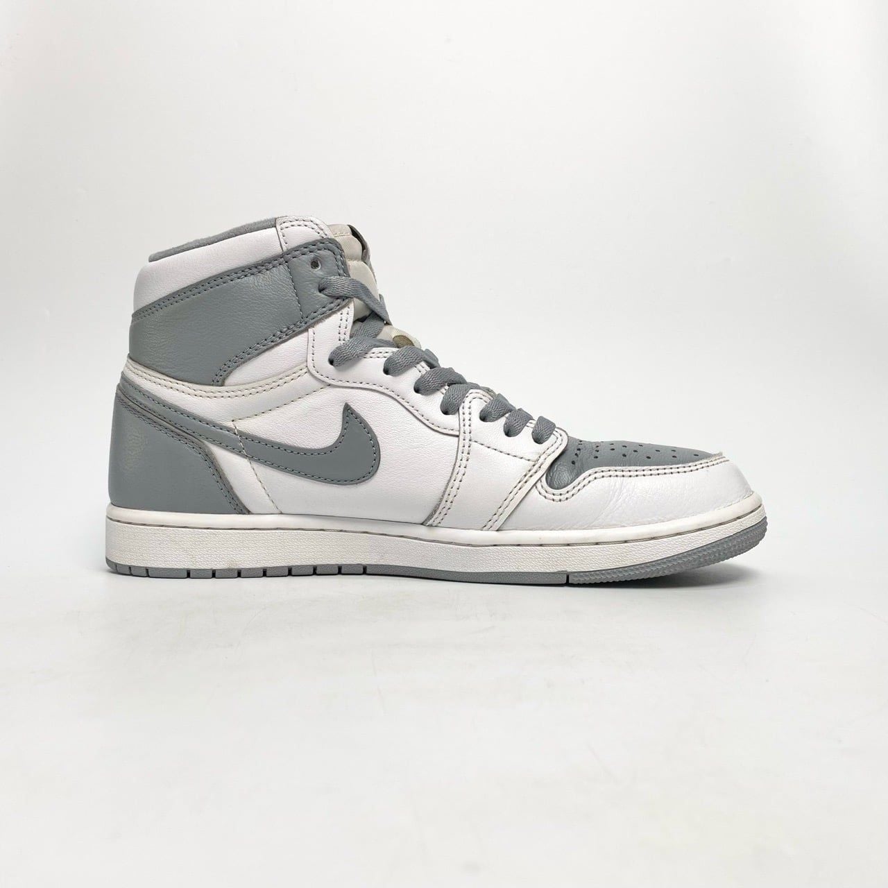  NIKE AIR JORDAN 1 RETRO HIGH OG WHITE STEALTH 555088-037 