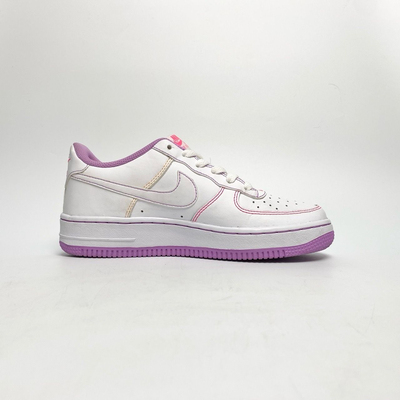  NIKE AIR FORCE 1 ’07 LOW GS CONTRAST STITCH FUCHSIA GLOW CW1575-110 