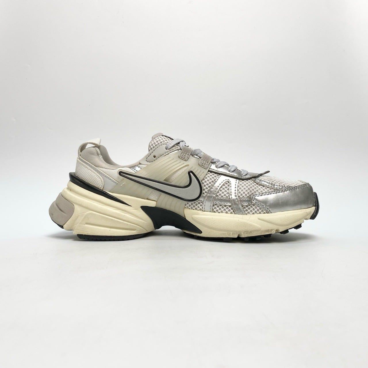  NIKE V2K RUN SUMMIT WHITE METALLIC SILVER FD0736-100 