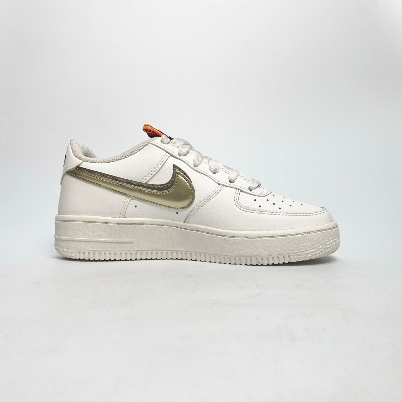  NIKE AIR FORCE 1 LOW SILVER GOLD DH9595-001 