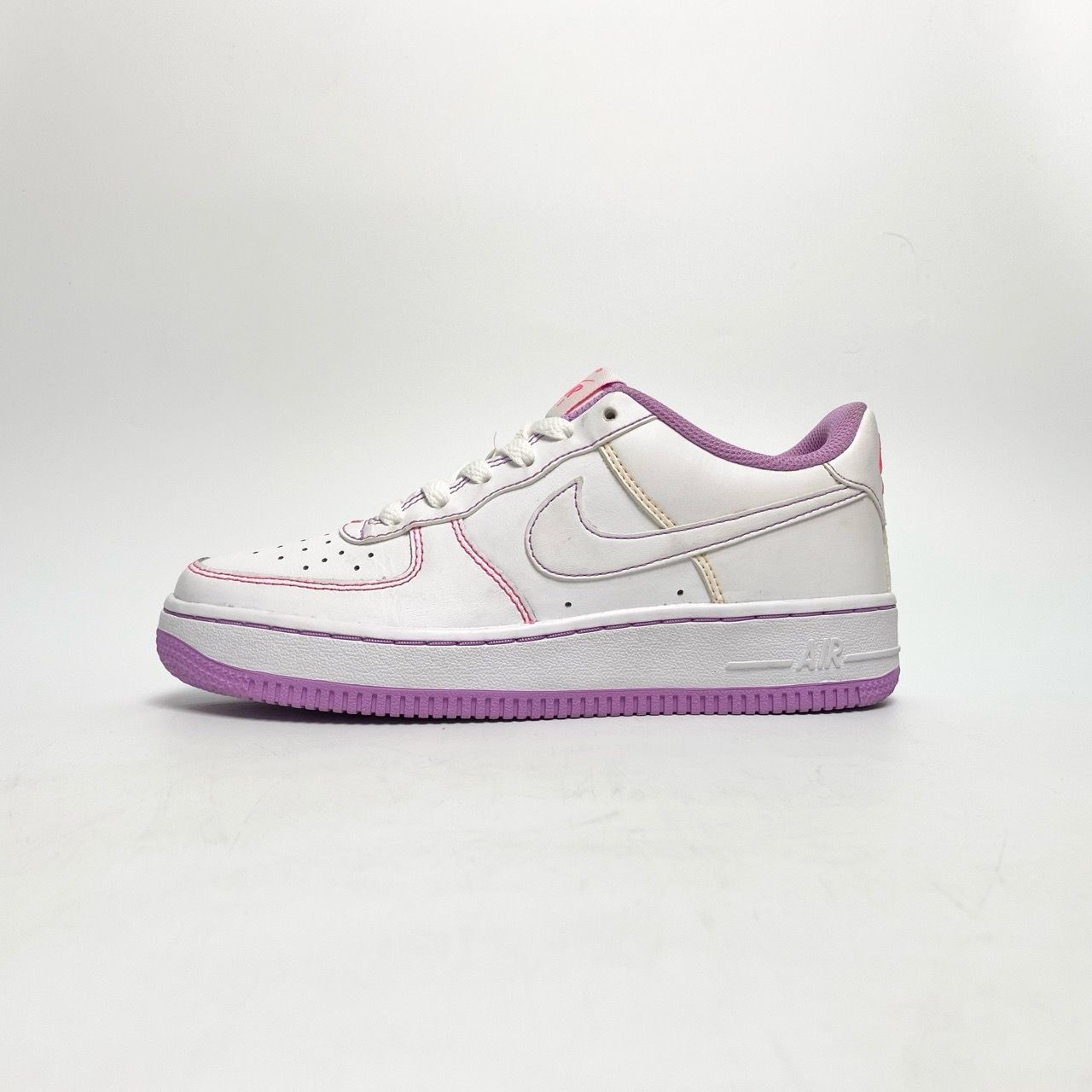  NIKE AIR FORCE 1 ’07 LOW GS CONTRAST STITCH FUCHSIA GLOW CW1575-110 