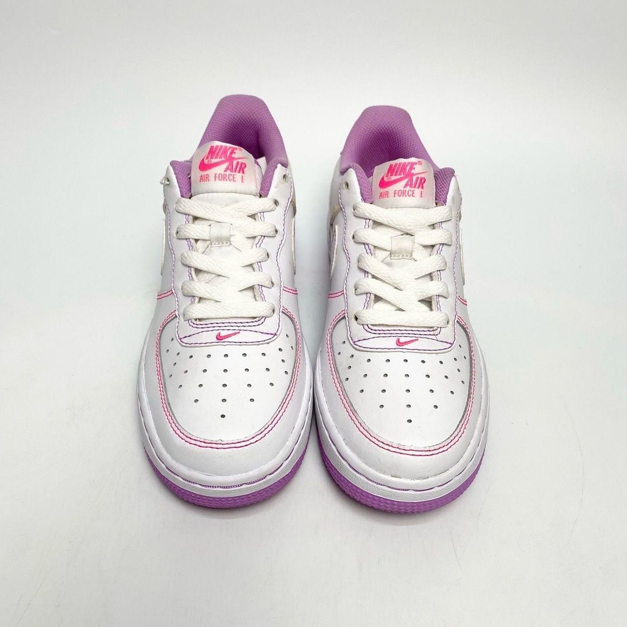  NIKE AIR FORCE 1 ’07 LOW GS CONTRAST STITCH FUCHSIA GLOW CW1575-110 