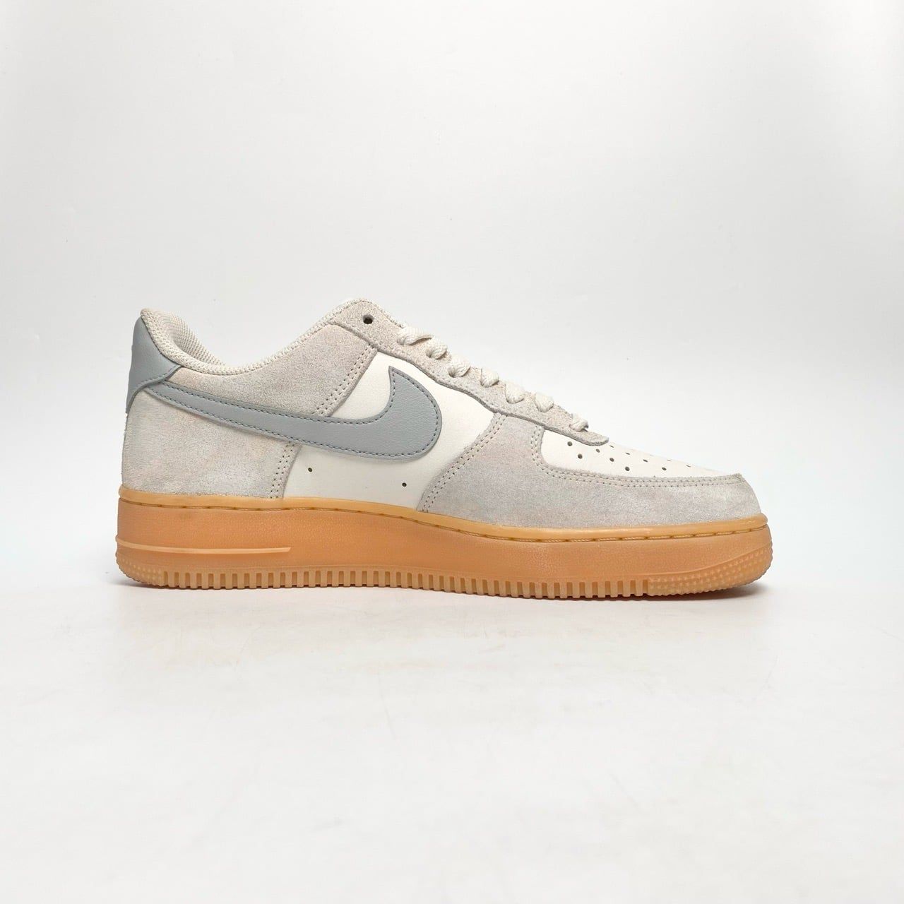  NIKE AIR FORCE 1 ’07 LV8 LIGHT SMOKE GUM FQ8714-002 