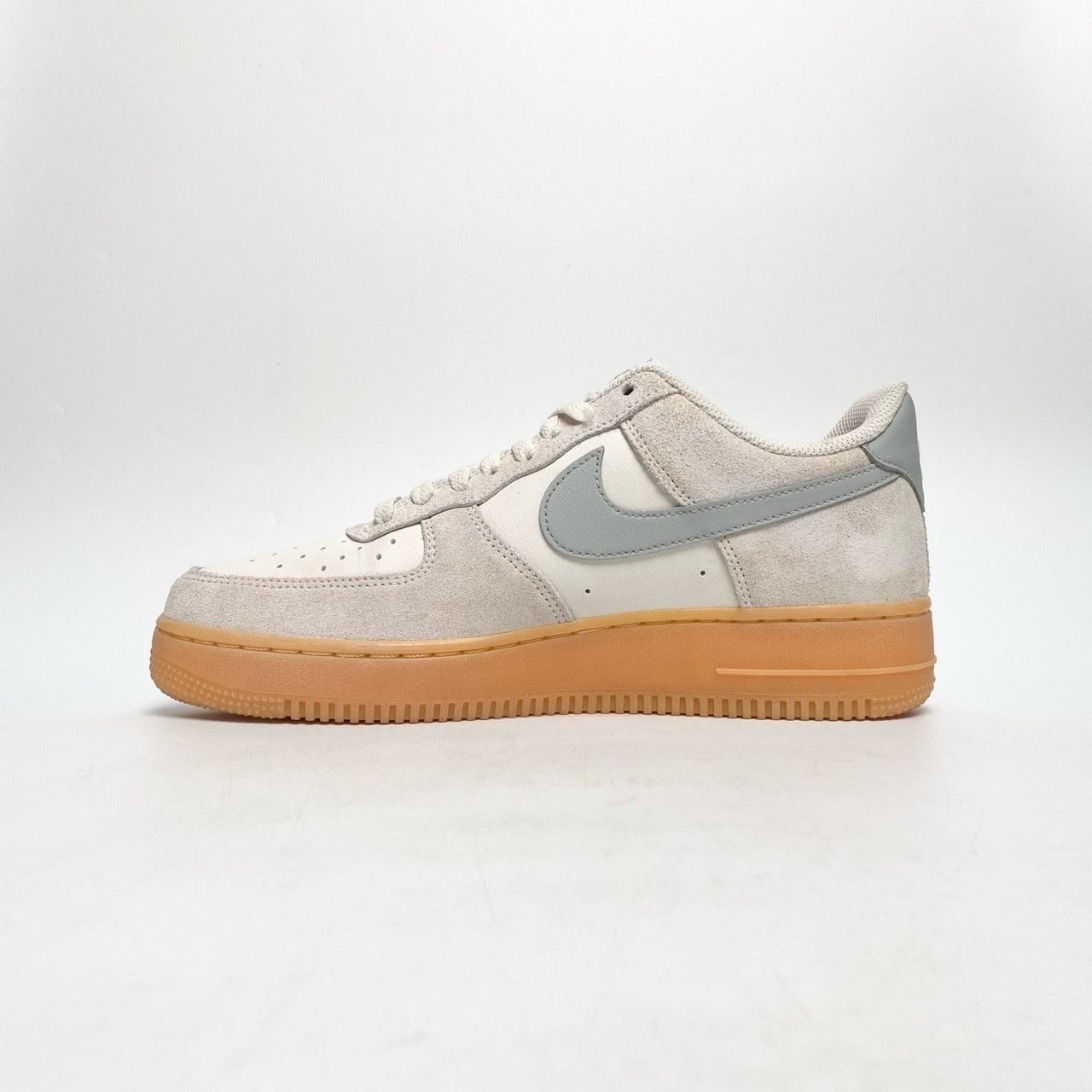  NIKE AIR FORCE 1 ’07 LV8 LIGHT SMOKE GUM FQ8714-002 