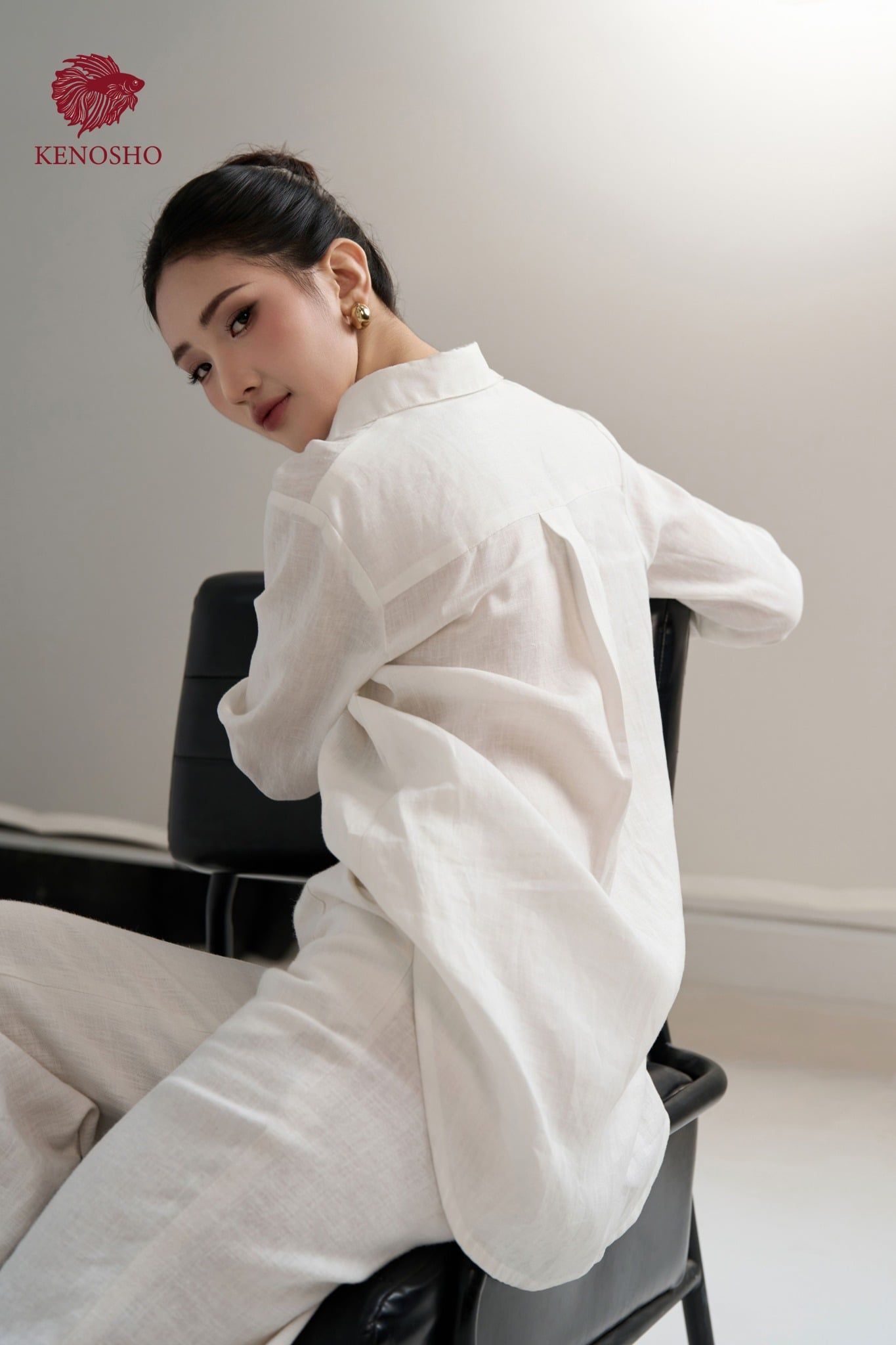  K803 - Áo Sơ Mi Nữ Linen Trắng Thiết Kế Cổ V Thanh Lịch | Kenosho 