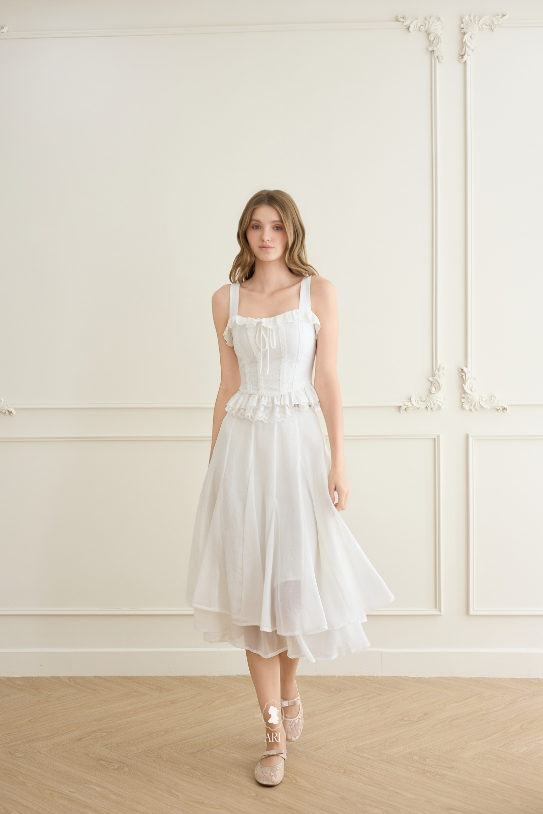 Lotus Midi Skirt voan ánh kim trắng – Nàng mặc, ngồi sofa