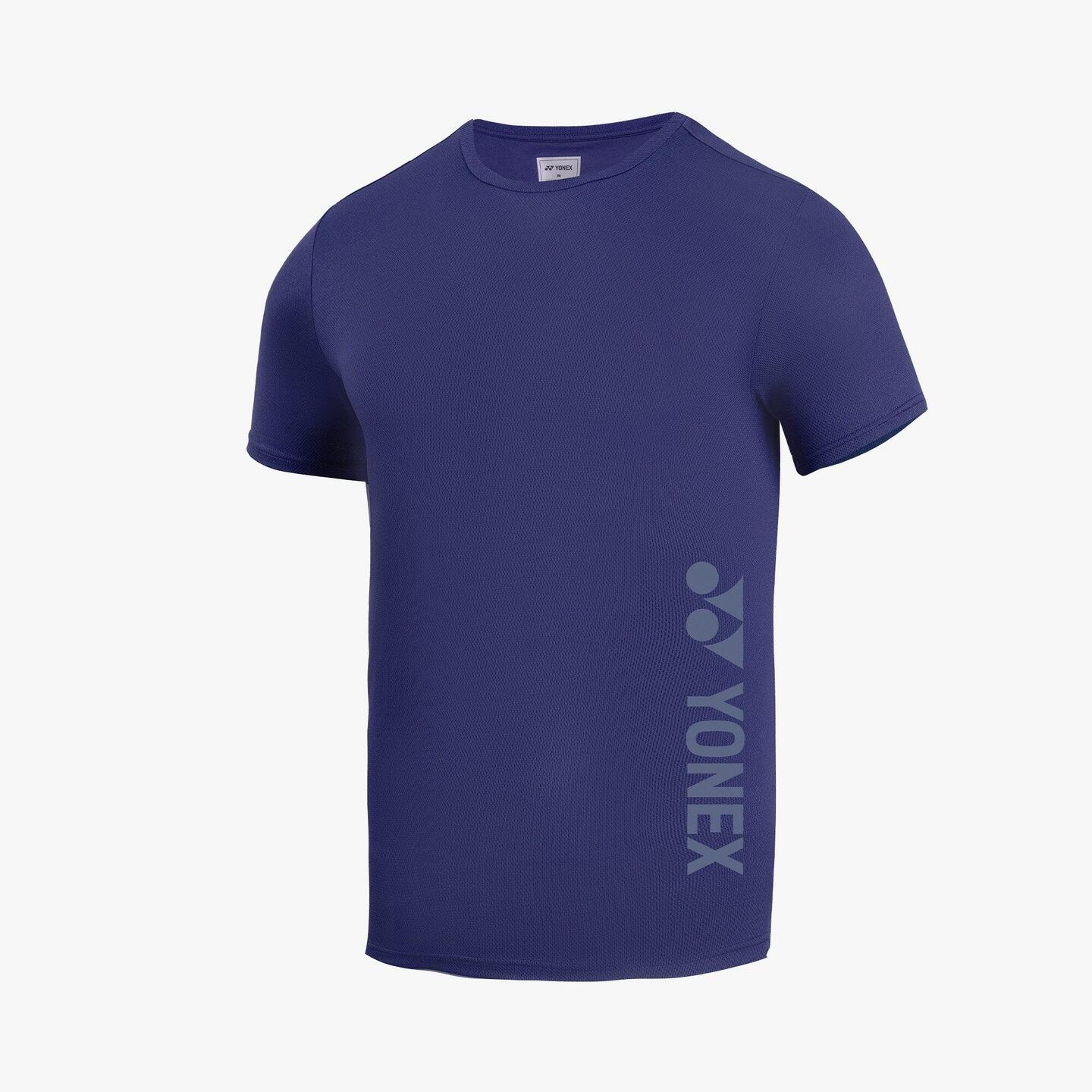 Áo cầu lông cổ tròn màu xanh navy Skipper Blue, chữ YONEX và logo YY in dọc theo sườn phải màu xám nhạt cùng tông, thân áo trơn