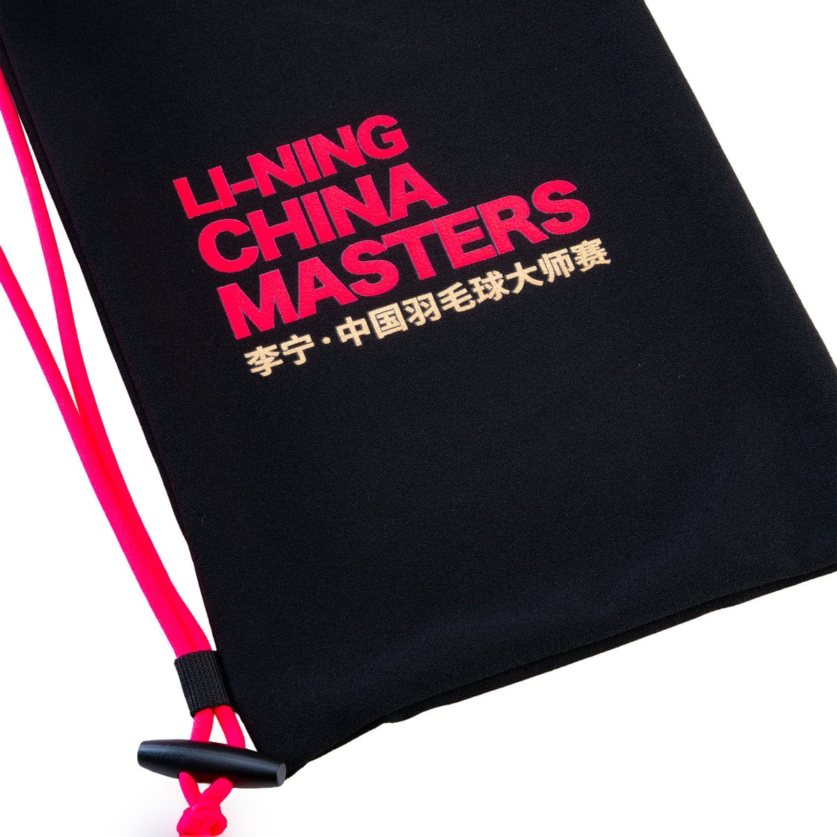 Bao vợt đi kèm Lining Axforce 90 LKY màu đen in chữ LI-NING CHINA MASTERS màu hồng đỏ và dòng chữ Hán 李宁 中国羽毛球大师赛 màu vàng, dây rút hồng neon