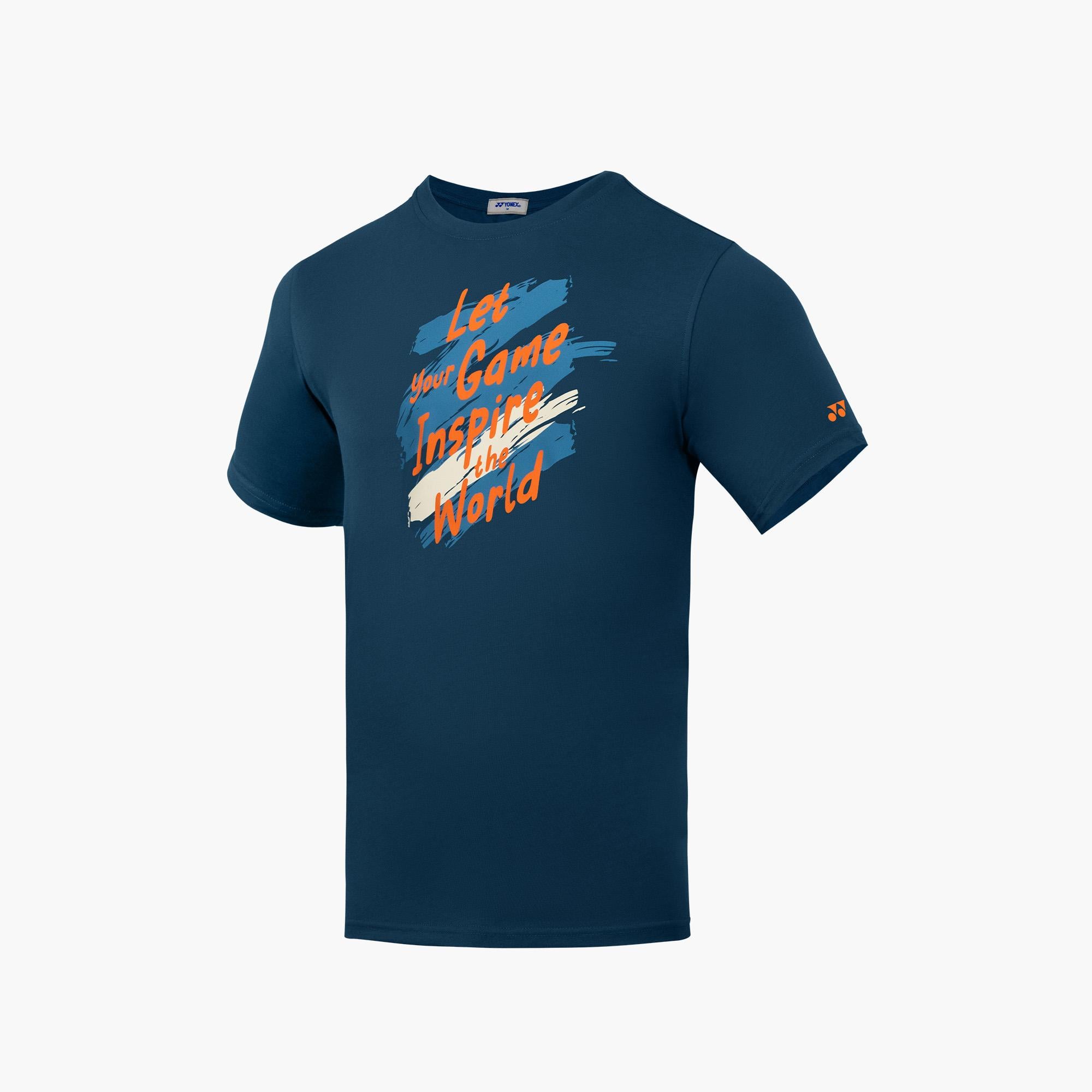 Áo thể thao cổ tròn tay ngắn màu xanh navy đậm, graphic chữ viết tay màu cam và trắng trên nền nét cọ xanh nhạt, logo YY màu cam ở tay áo