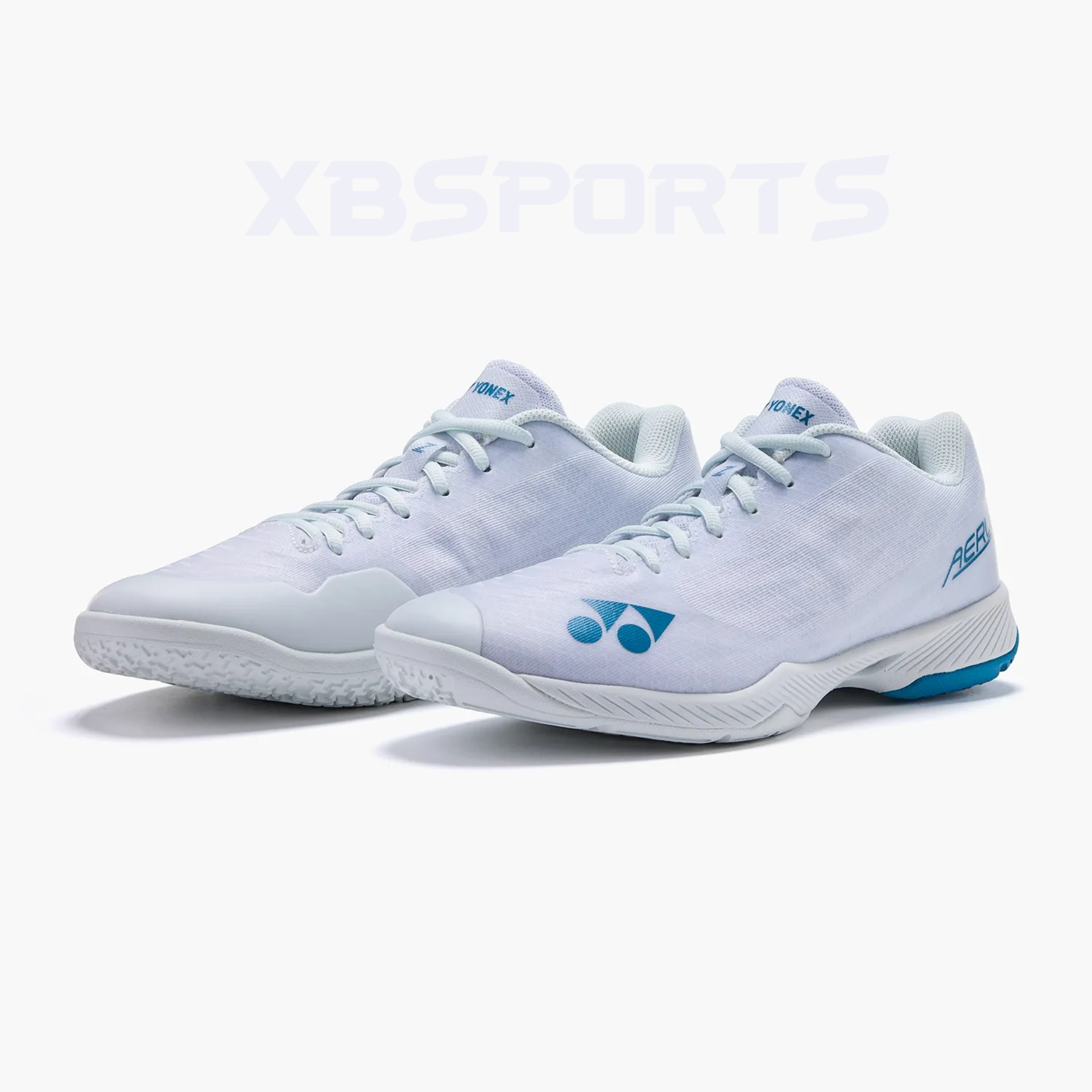 Đôi giày cầu lông màu trắng dáng thấp và mảnh, thân giày lưới dệt mịn, logo Yonex và chữ AERUS màu xanh dương, đế giữa mỏng màu trắng