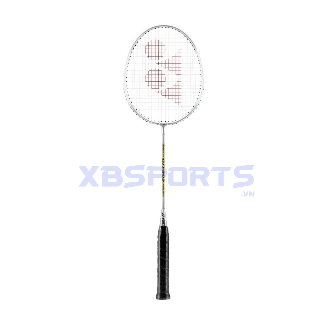 Vợt cầu lông khung nhôm màu trắng bạc, logo Yonex đỏ in trên mặt lưới trắng, trục thép mảnh, cán vợt quấn màu đen