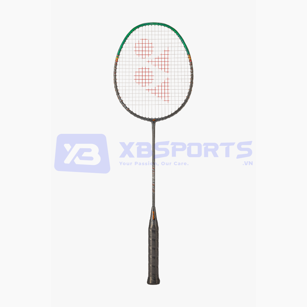Vợt cầu lông Yonex Astrox 99 Play 2025 màu đen xám phối xanh lá ở đỉnh khung, chi tiết cam ở hai bên vai khung, dây trắng logo YY đỏ, cán quấn đen
