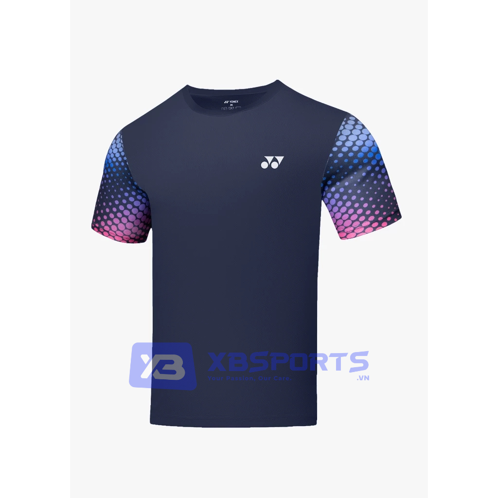 Áo cầu lông Yonex TRM3221 màu Jet Black thân navy đậm trơn, tay áo in họa tiết chấm bi gradient chuyển từ xanh dương sang hồng, logo Yonex trắng ở ngực