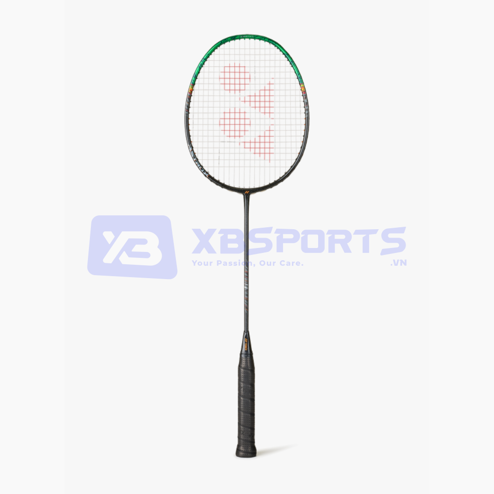 Vợt cầu lông Yonex Astrox 99 Pro 2025 màu đen phối xanh lá ở đỉnh khung, chi tiết vàng cam ở hai bên vai khung, dây trắng logo YY đỏ, cán quấn đen