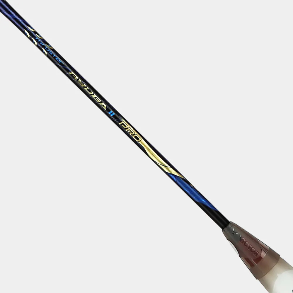Cận cảnh trục vợt Victor Ryuga II Pro China Open 2026 nền đen chuyển xanh navy, in chữ Thruster Ryuga II Pro màu vàng gold và xanh dương, cán bọc grip