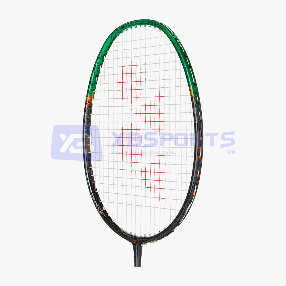 Cận cảnh khung vợt Astrox 99 Pro 2025 với đỉnh khung xanh lá, thân khung đen bóng, các chi tiết cam ở mép khung, logo YY đỏ trên mặt lưới trắng
