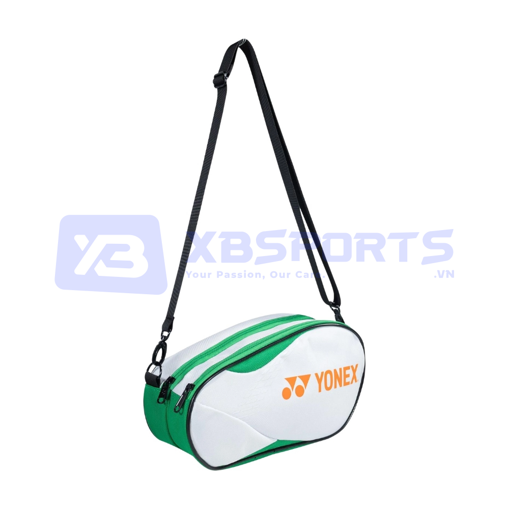 Túi đeo chéo dáng oval màu trắng phối xanh lá, logo YONEX in màu cam nổi bật, khóa kéo và quai đeo màu đen