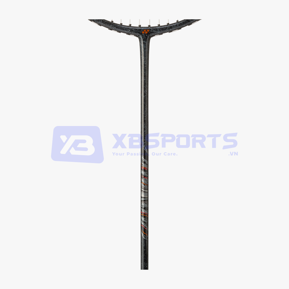Cận cảnh thân và khớp chữ T vợt Astrox 99 Play 2025, thân đen xám vân bạc, cán quấn họa tiết loang trắng cam, chi tiết cam ở khớp nối