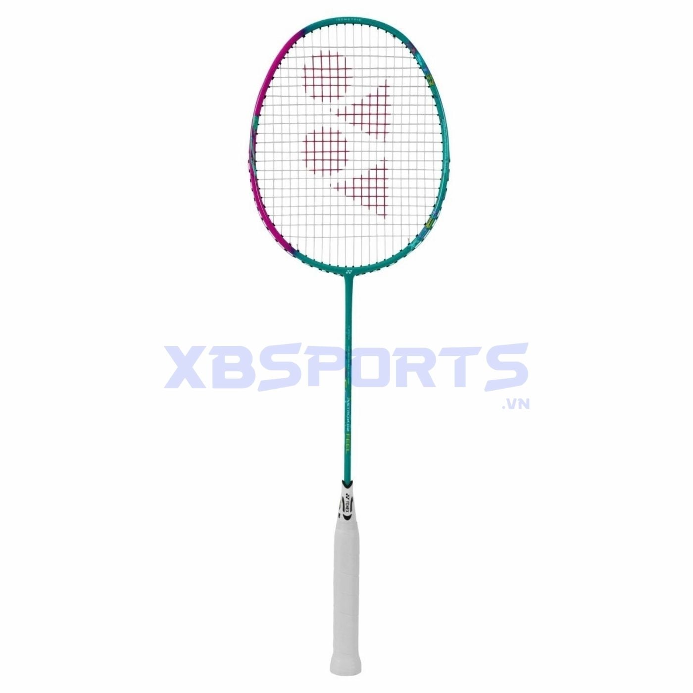 Vợt cầu lông khung màu xanh ngọc phối hồng ở đầu khung, logo Yonex in trên mặt lưới, đũa vợt xanh ngọc, cán vợt quấn màu trắng