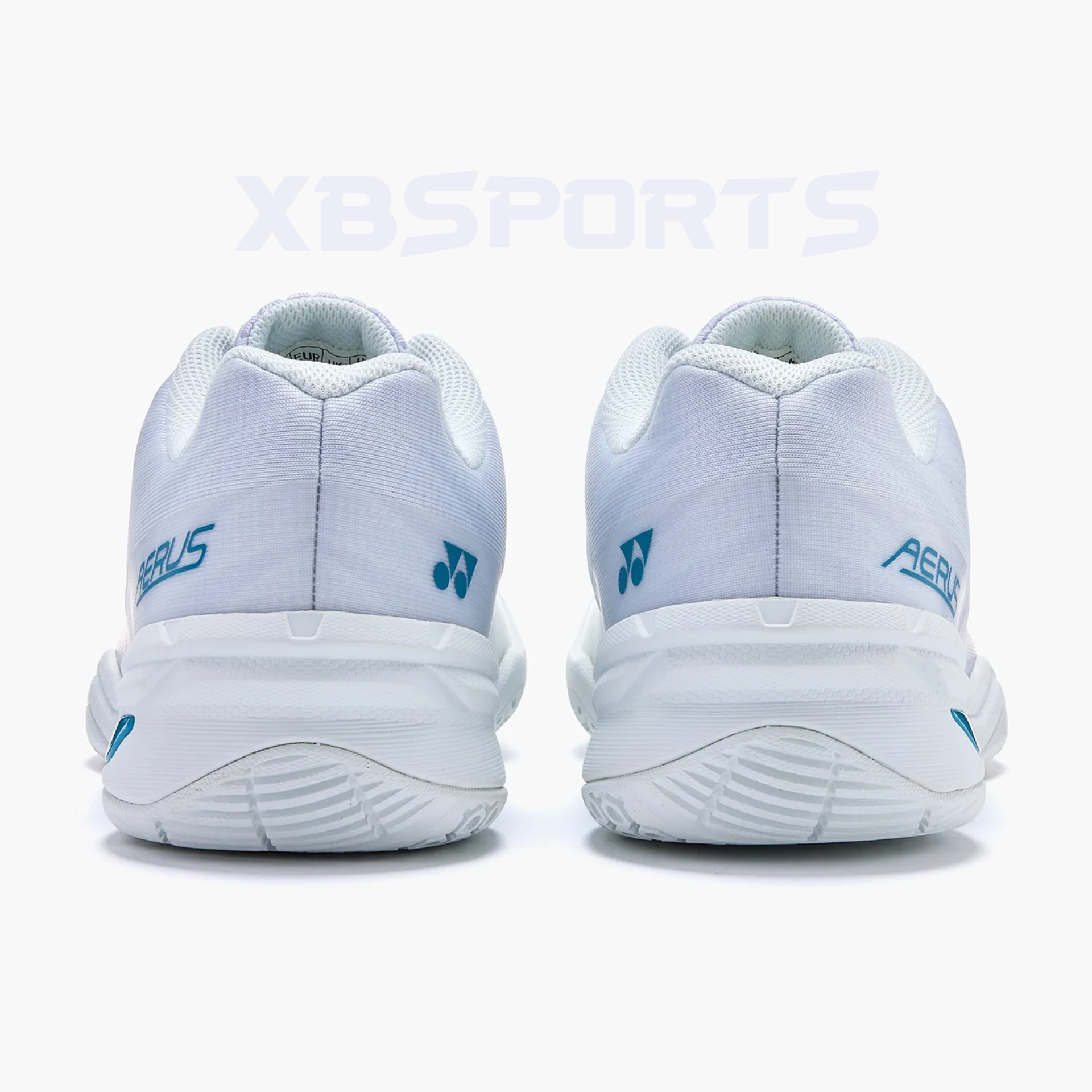 Mặt sau đôi giày cầu lông màu trắng, gót giày in chữ AERUS và logo Yonex màu xanh dương, phần đệm gót dày với đường vân cong