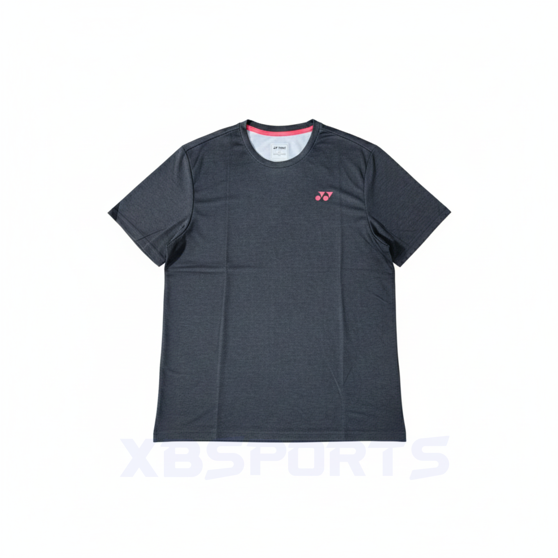 Áo thun thể thao cổ tròn tay ngắn màu đen xám trơn, bề mặt vải dệt melange, logo Yonex màu đỏ hồng ở ngực trái, viền cổ trong màu đỏ hồng