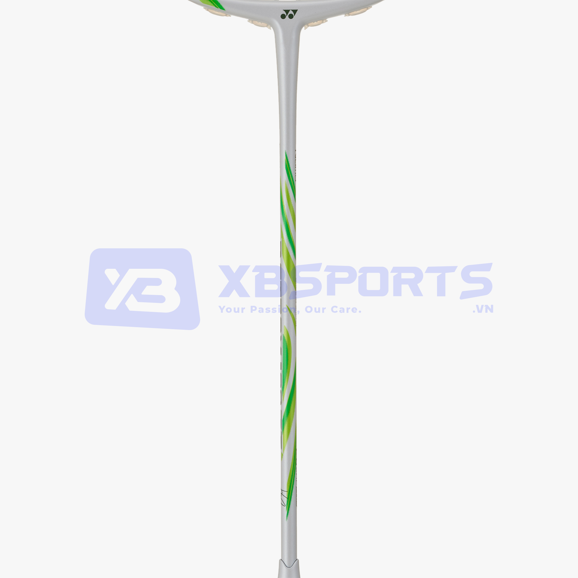 Cận cảnh thân vợt Astrox 100ZZ VA màu xám be với dải xanh lá neon xoắn ốc chạy dọc đũa, phần khớp chữ T và logo YY màu tối