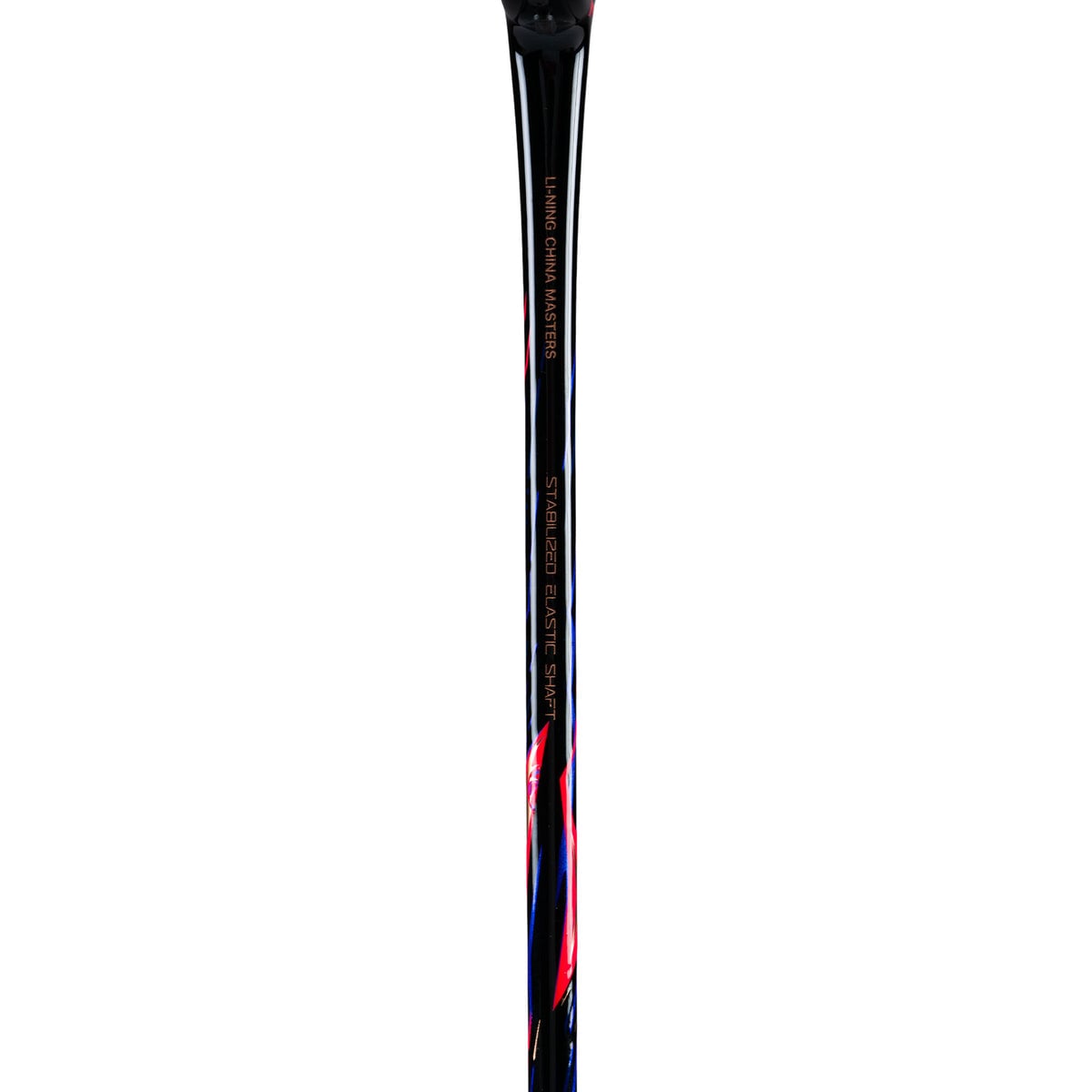 Cận cảnh đũa vợt Lining Axforce 90 LKY in chữ LI-NING CHINA MASTERS và STABILIZED ELASTIC SHAFT màu đồng trên nền đen, họa tiết đỏ xanh dương ở phần nối cán