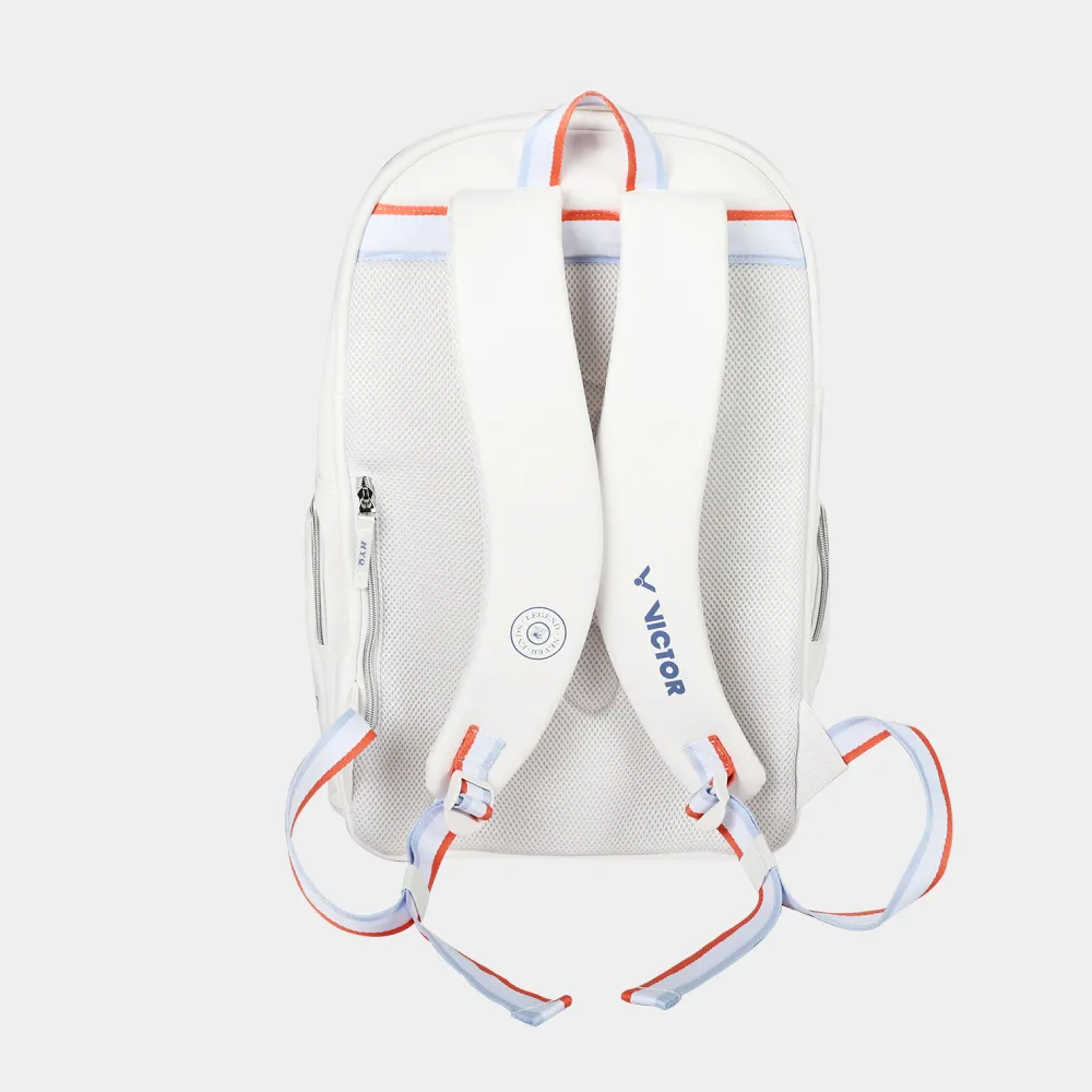 Mặt lưng balo cầu lông Victor BR5081HYQ màu trắng, tấm đệm lưng phủ lưới, hai quai đeo bản rộng có đệm in logo VICTOR xanh dương, dây điều chỉnh phối sọc xanh pastel và cam
