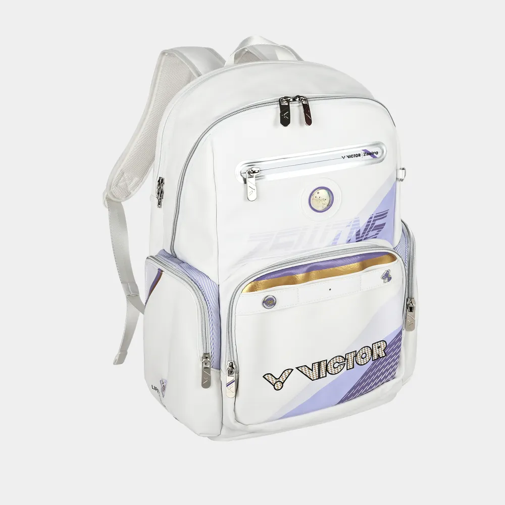 Balo cầu lông Victor BR5080ZSW 2.0 nhìn nghiêng, thấy rõ độ dày thân balo, ngăn hông có khóa kéo, dải tím pastel chạy chéo trên thân trắng