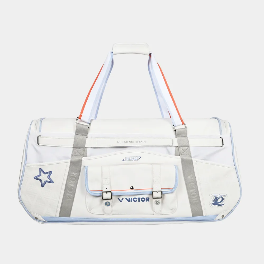 Túi vợt cầu lông Victor BR5681HYQ 2.0 dáng hộp chữ nhật màu trắng, viền xanh dương pastel, ngăn trước có hai khóa gài kim loại và logo VICTOR xanh, ngôi sao thêu viền navy ở đầu túi, quai xách đôi phối trắng xanh cam, quai đeo vai màu xám