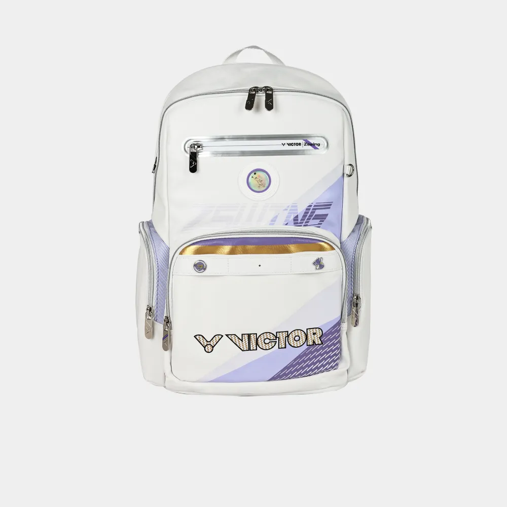 Balo cầu lông Victor BR5080ZSW 2.0 nhìn chính diện, thân màu trắng phối dải tím pastel, logo VICTOR chữ lớn viền vàng ở ngăn trước, huy hiệu tròn hologram hình người đánh cầu, lớp lót ánh vàng ở nắp ngăn trước, hai ngăn hông có khóa kéo