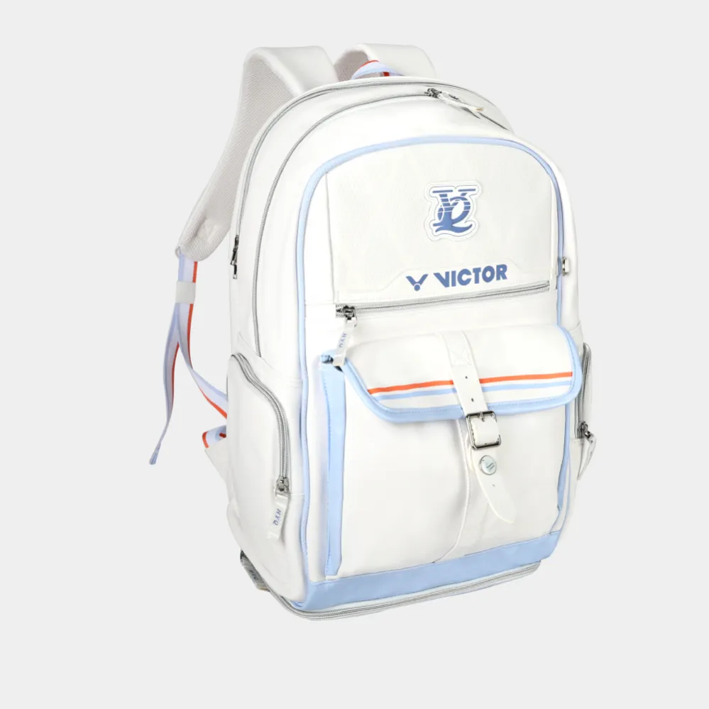 Balo cầu lông Victor BR5081HYQ nhìn nghiêng, thấy rõ độ dày thân balo, ngăn hông có khóa kéo, nắp ngăn trước với sọc cam và khóa gài kim loại, vải dệt vân trám ở ngăn trên